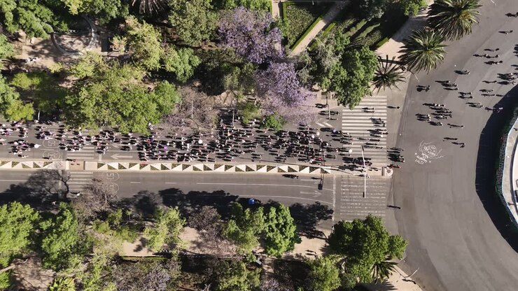 Prospettiva aerea della marcia della Giornata Internazionale della Donna su Paseo de la Reforma, Città del Messico.