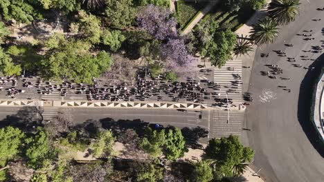 Perspectiva-Aérea-De-La-Marcha-Del-Día-Internacional-De-La-Mujer-En-El-Paseo-De-La-Reforma,-Ciudad-De-México