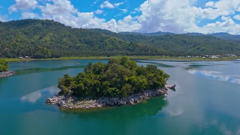 Isla-En-El-Lago-Mainit-Rodeada-De-Montañas