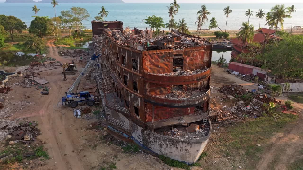 Relitto di hotel marino risplende nella calda luce della sera, Thailandia