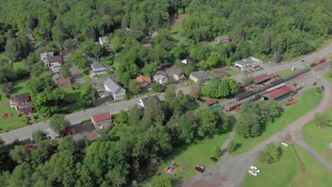 Descenso-De-Drones-Hacia-Un-Pequeño-Pueblo-De-Montaña-Debajo-De-Un-Valle-En-Las-Montañas-Catskill-Del-Estado-De-Nueva-York