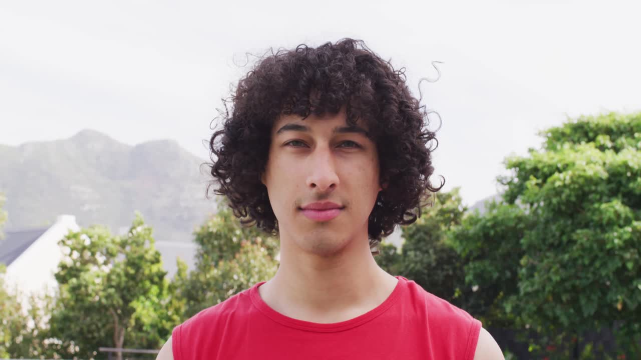 밖에서 카메라를 향해 미소 짓는 행복한 두 인종 남자의 비디오 초상화