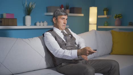 el anciano mirando fijamente la televisión con asombro.