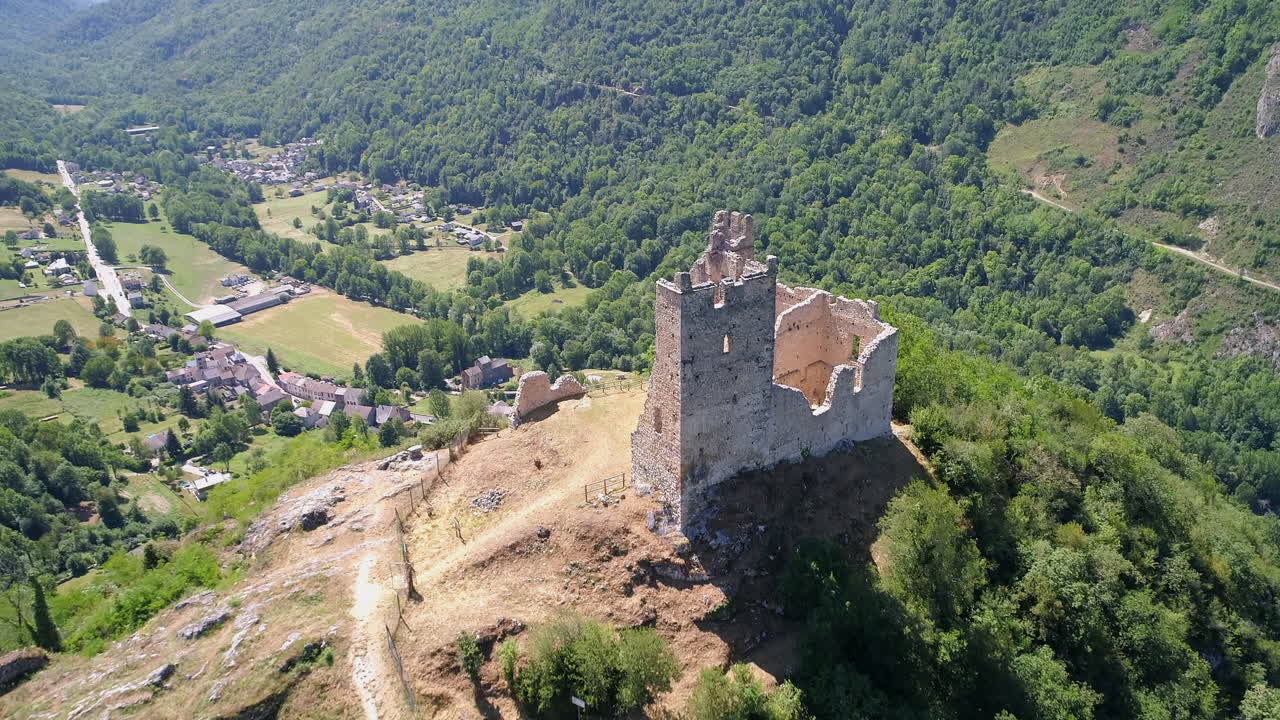 volando sobre las antiguas ruinas del castillo de miglos en las montañas francesas de los pirineos