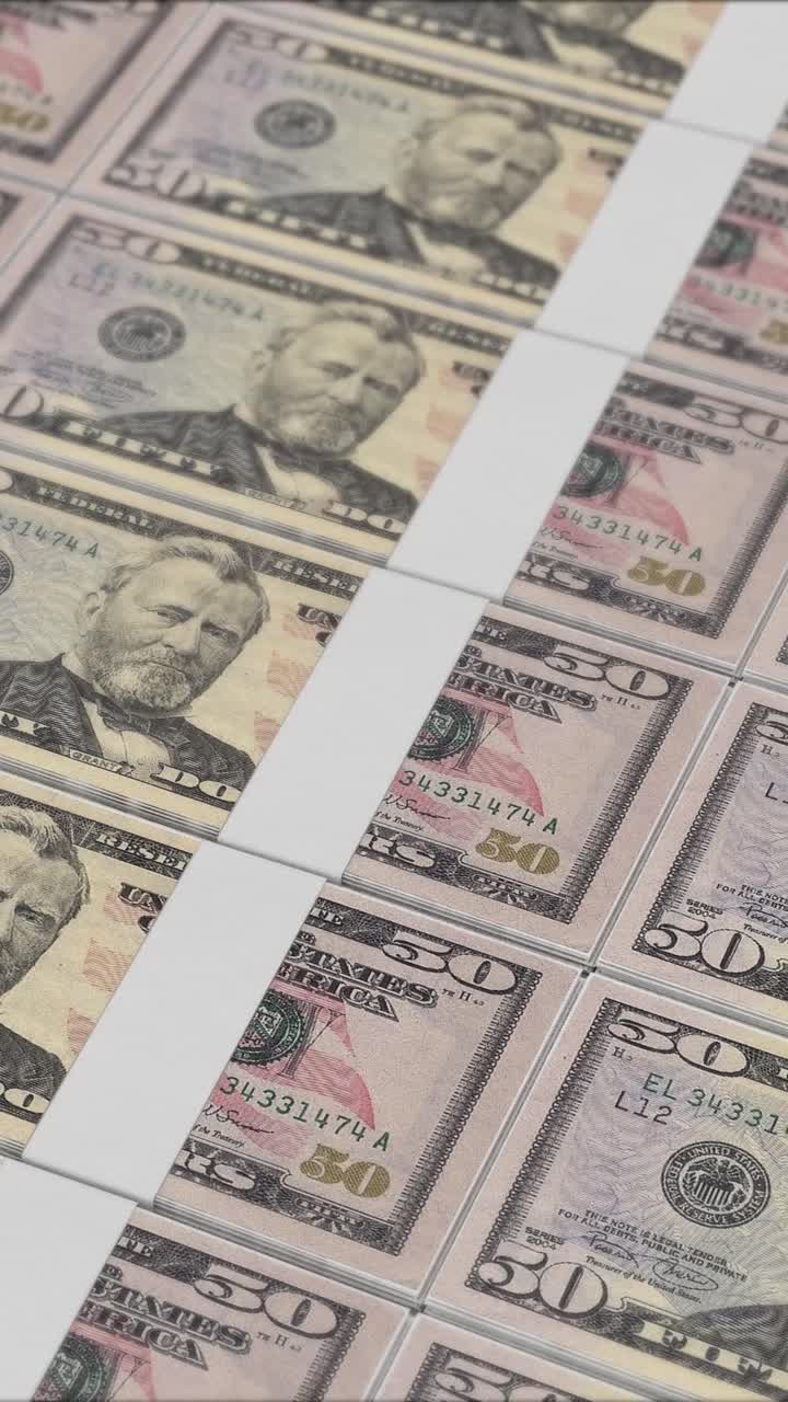video vertical de billetes de 50 dólares impresos por una prensa de dinero