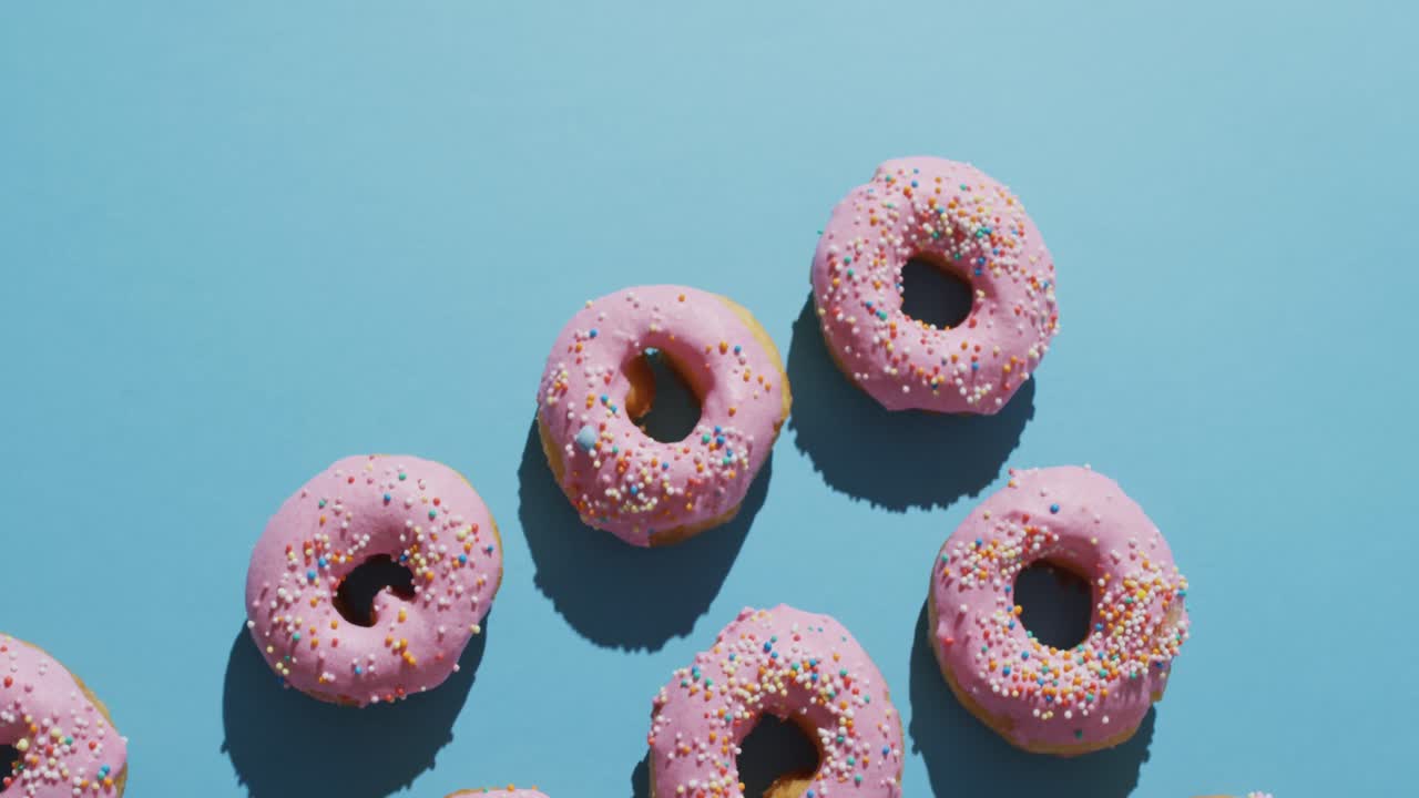 Video di ciambelle con glassa su sfondo blu