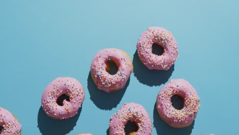 video de rosquillas con glaseado sobre fondo azul