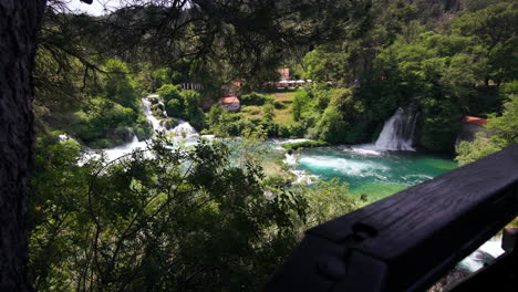 slomo de mano de naturaleza colorida en el parque nacional krka en croacia