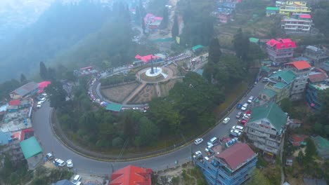 Paisaje-De-Darjeeling-Jardín-De-Té-Y-Bucle-Batasia-Vista-Aérea-De-Darjeeling-Y-Tren-De-Juguete-Darjeeling