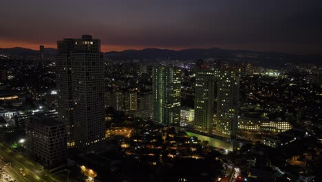 Luftaufnahme-Des-Komplexes-Arcos-Bosques-De-Las-Lomas,-Sonnenuntergang-In-Santa-Fe,-Mexiko