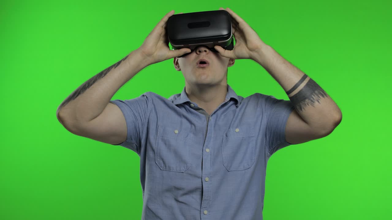 hombre usando casco de aplicación vr para jugar a juegos de simulación, dibujo. hombre viendo video de realidad virtual 3d