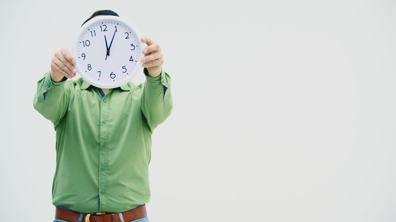 hombre de negocios bostezando con ropa casual está de repente levantando el reloj delante de su cara, mostrándolo a la cámara, dando vueltas en su mano. expresión facial expresiva.