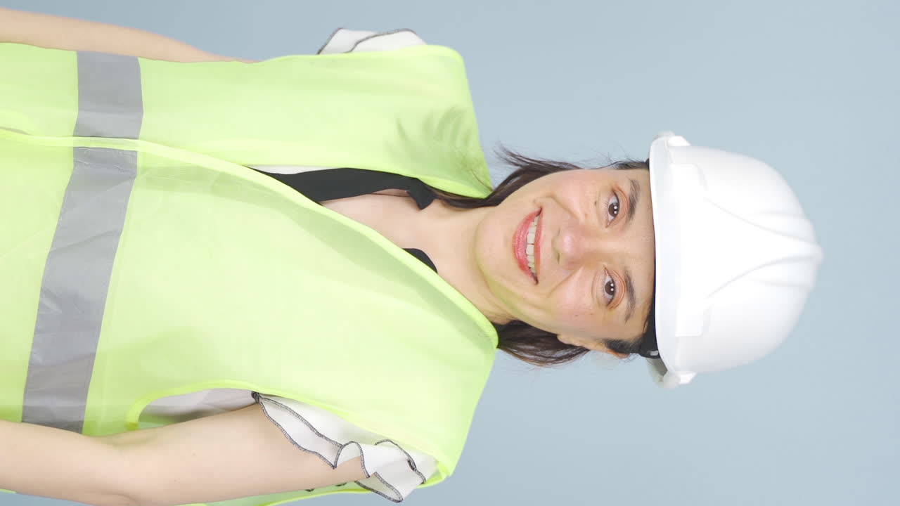 vídeo vertical del ingeniero con un casco de seguridad y sonriendo.