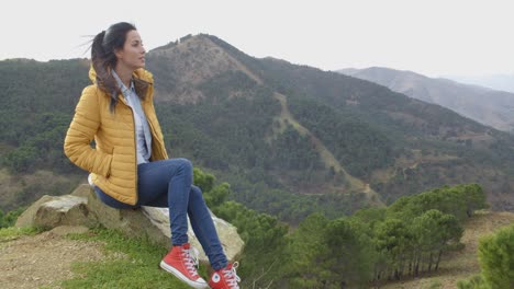 Mujer-Joven-Disfrutando-De-Un-Día-En-La-Naturaleza