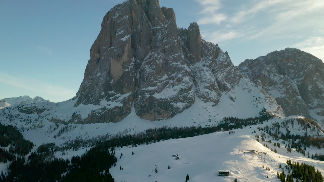 toma aérea de la montaña sassolungo en la estación de esquí val gardena en dolomitas, italia