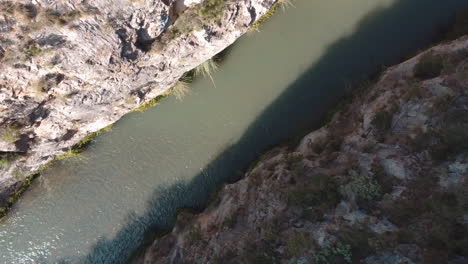 Drone-Volando-Sobre-El-Río-En-Valencia,-España