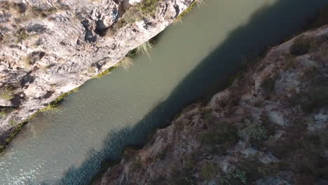 drone volando sobre el río en valencia, españa
