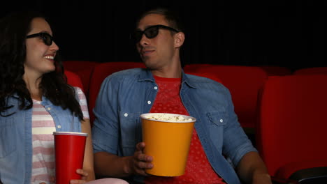 pareja viendo una película en 3d en el cine