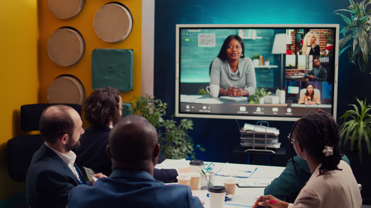 프로젝트 관리팀이 주주들과의 비디오 콜 회의에 참석하고 있습니다.