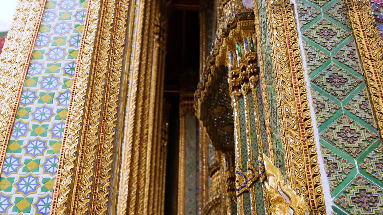 сложная золотая и мозаичная архитектура храма