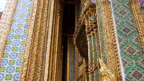 intrincada arquitectura del templo de oro y mosaico