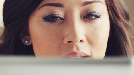 imágenes de video en 4k de una mujer joven usando un digital