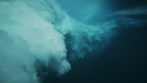 Textura-De-Onda-Desde-Atrás-Bajo-El-Agua-En-Aguas-Claras-Del-Océano-Tropical