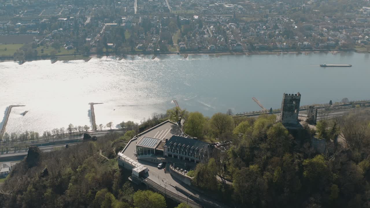 본 - königswinter 근처 라인 강과 선박 siebengebirge와 함께 drachenfels의 드론 샷
