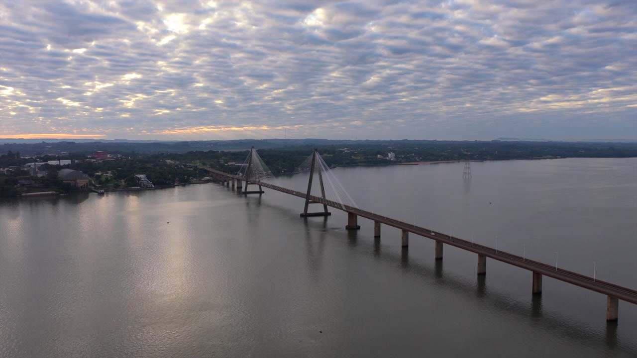 Vista drone del ponte internazionale che collega Posadas, Argentina e Encarnacion, Paraguay