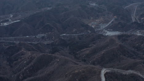 Toma-Aérea-De-Arriba-Hacia-Abajo-De-La-Gran-Muralla-China