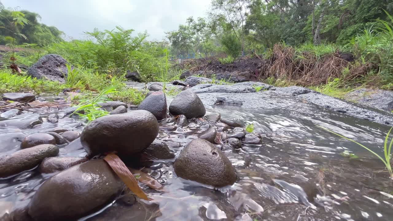un arroyo de agua clara en el río rocoso