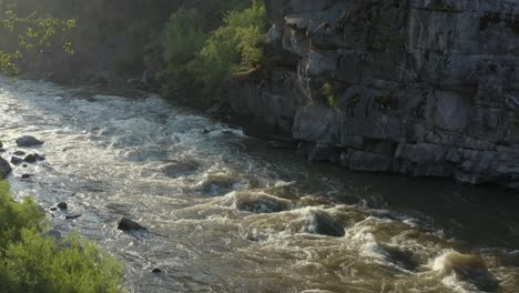 Langsam-Bewegte-Drohnenaufnahmen-Einer-Stromschnelle-Auf-Dem-Payette-River-In-Banks,-Idaho