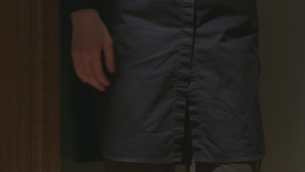 어두운 방에 있는 남자의 클로즈업