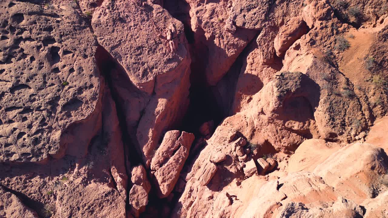 Vista aerea che sorvola le formazioni del Red Rock Canyon
