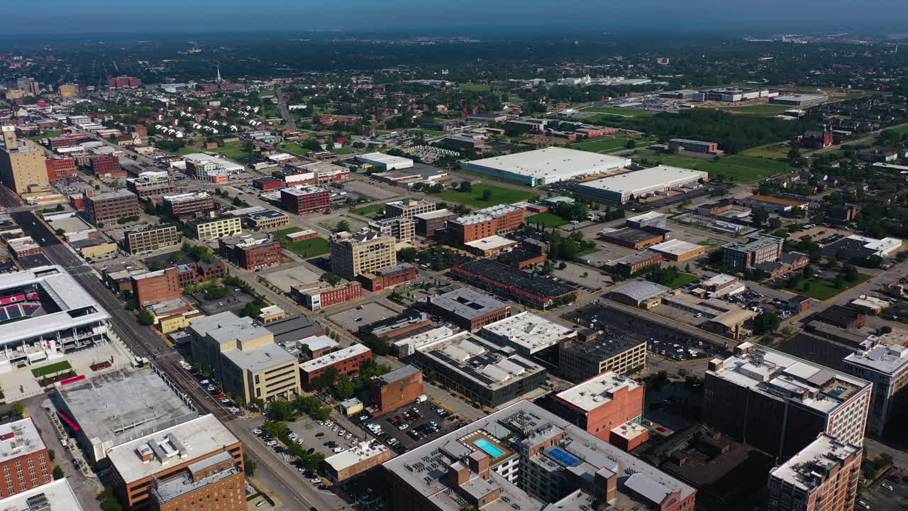 vista aérea sobre el paisaje urbano del centro oeste de saint louis, en el soleado missouri, ee.
