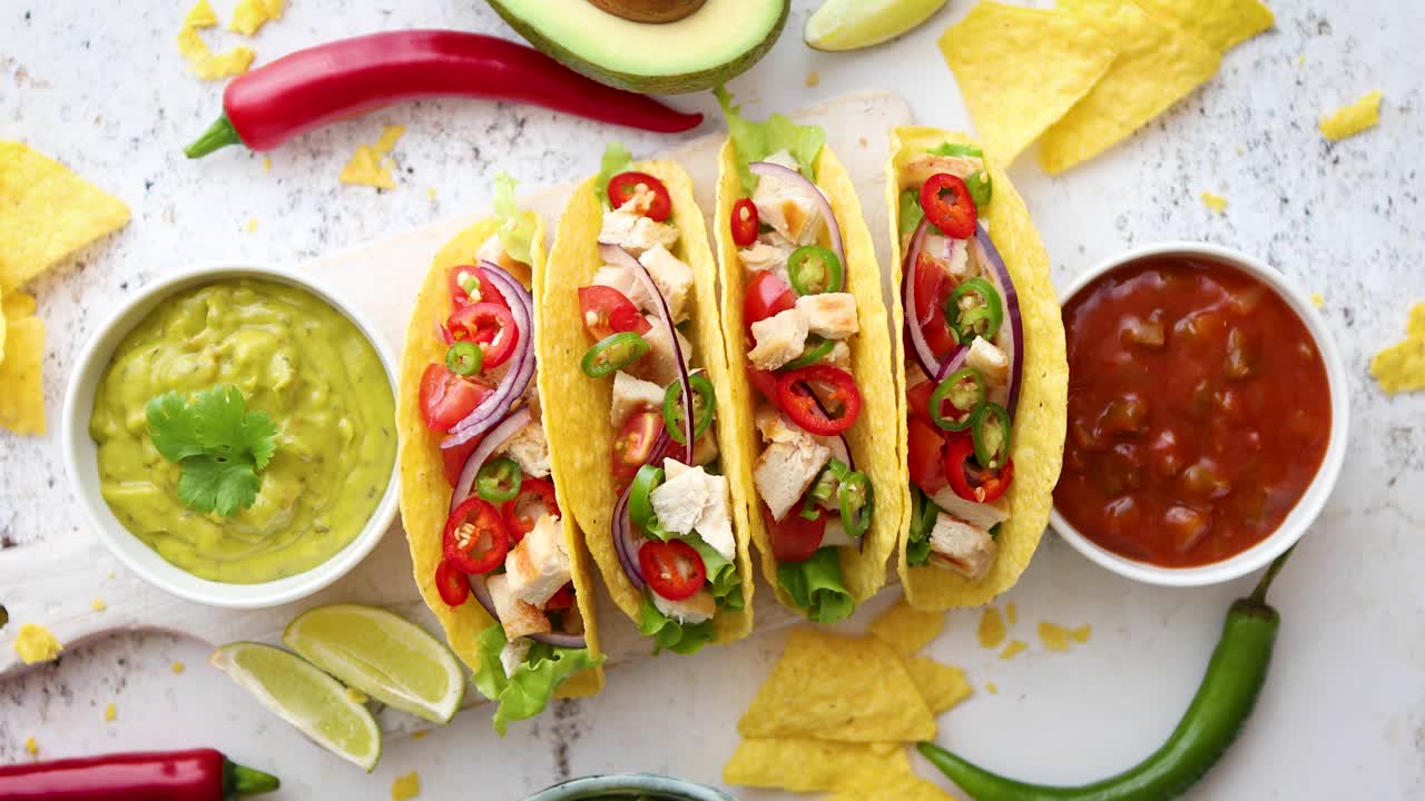 Gustosi tacos di carne messicani serviti con varie verdure e salsa