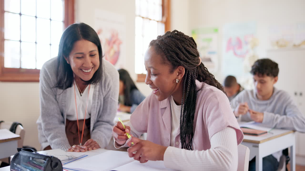 salón de clases, estudiantes y maestros con educación