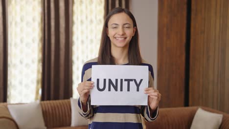 mujer india feliz sosteniendo un estandarte de unidad