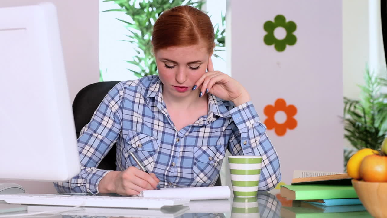 Bella bruna concentrata che lavora alla scrivania