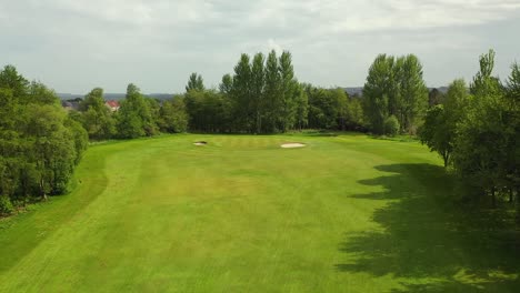 Drohnenschuss-Auf-Golfplatz-Par-3,-Niedrige-Ballflugbahn-Und-Schwenken-Um-Den-Pin-Auf-Dem-Grün