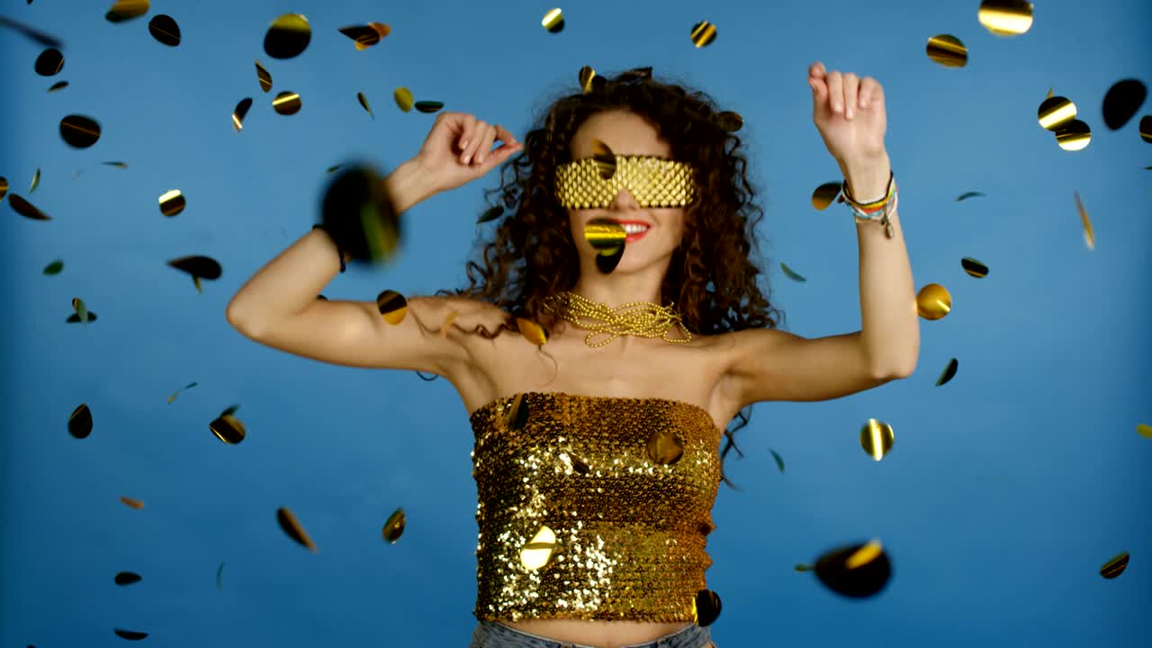 una chica bailando con gafas elegantes.
