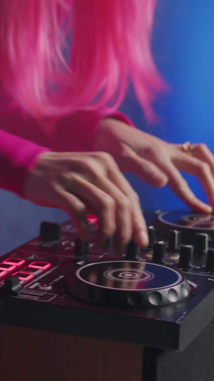 Video verticale: musicista che mixa suoni elettronici con la techno
