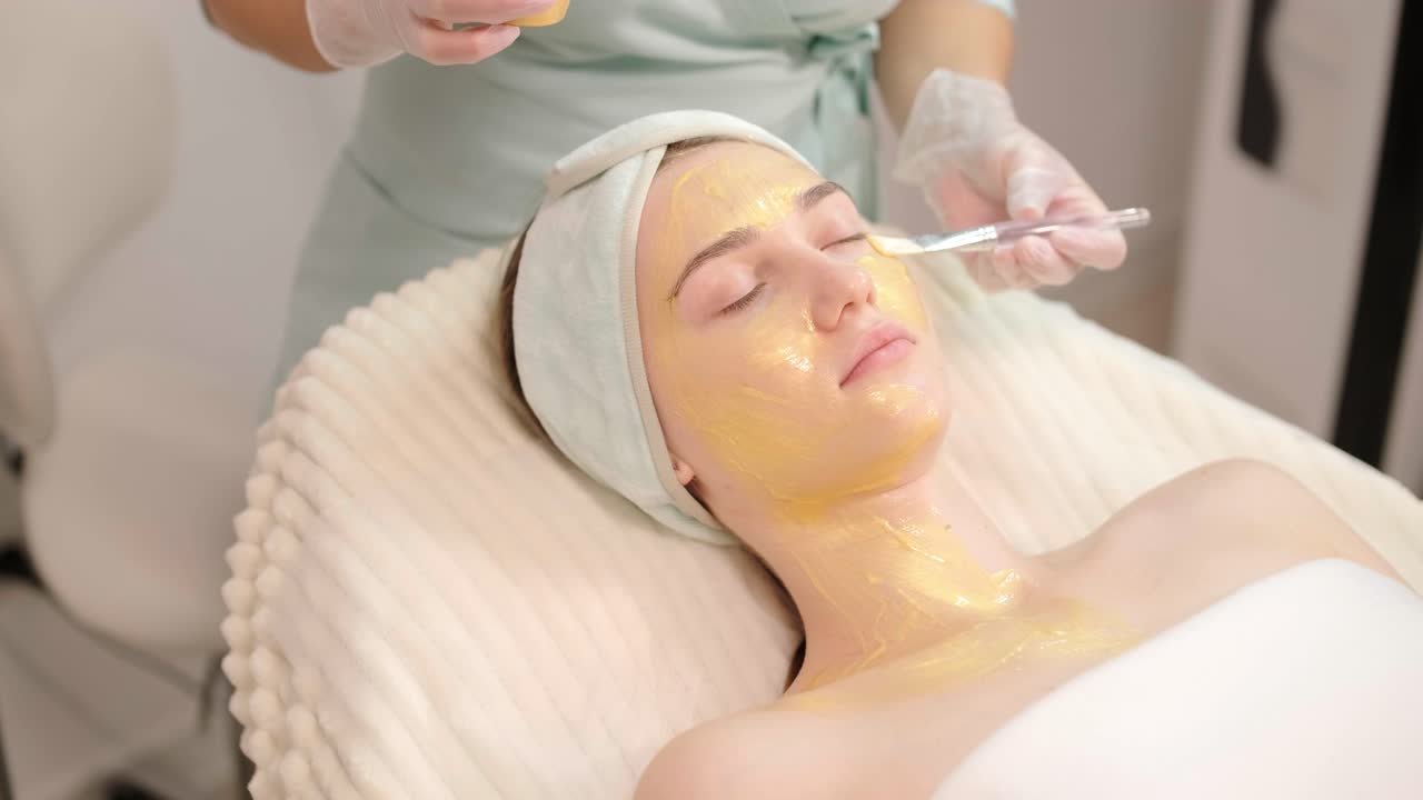 Trattamenti professionali per la cura del viso nella clinica di cosmetologia moderna.