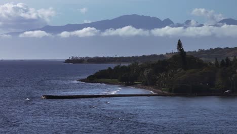 Hermosa-Costa-De-Maui-Con-Exuberante-Vegetación-E-Imponentes-Montañas-Al-Fondo