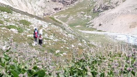 Wandern-In-Den-Wunderschönen-Alay-bergen-In-Der-Osch-region-In-Kirgisistan