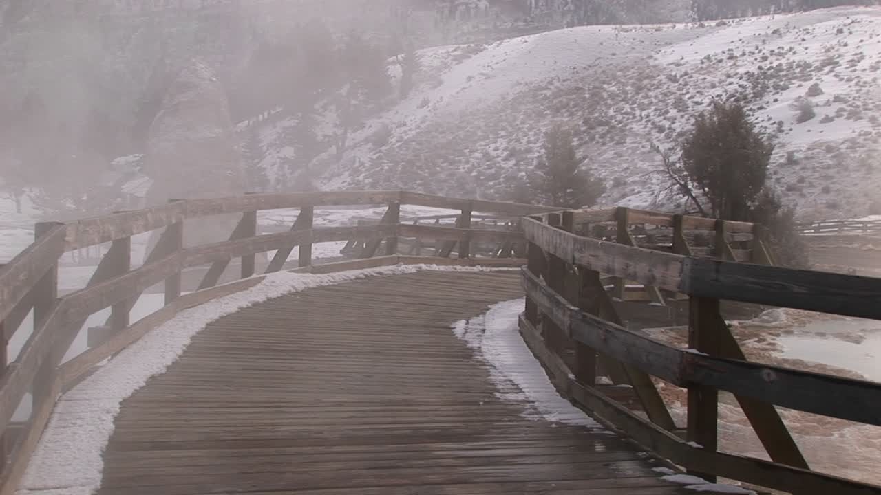 옐로스톤 국립공원의 온천 지역에서 증기가 피어오른다