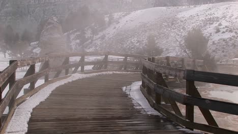 El-Vapor-Se-Eleva-Desde-El-área-De-Aguas-Termales-En-El-Parque-Nacional-De-Yellowstone.