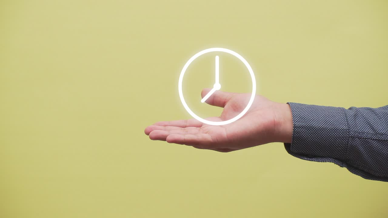 управление временем. человек показывает часы. концепция продуктивности