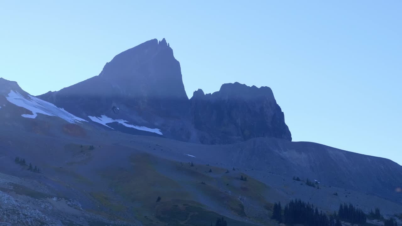 Vetta Black Tusk nel selvaggio paesaggio del Parco Provinciale Garibaldi, Columbia Britannica, Canada