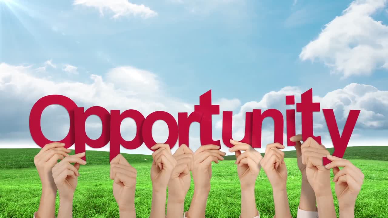 mani che tengono in alto l'opportunità